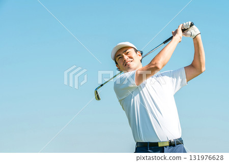 一名男性高爾夫球手在高爾夫球場打高爾夫球（嚴肅、開球、高爾夫比賽） 131976628