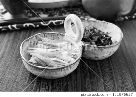 茗荷葉和紫蘇葉，日本草藥 131976637