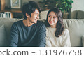 一對夫婦在沙發上休息 131976758