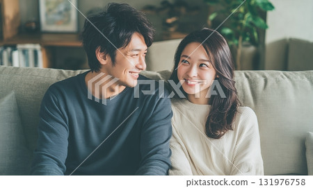 一對夫婦在沙發上休息 131976758