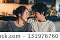 一對夫婦在沙發上休息 131976760