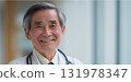 在白色禮服的資深男性 131978347