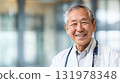 在白色禮服的資深男性 131978348