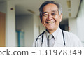 在白色禮服的資深男性 131978349