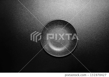 黑色背景上的黑色盤子 黑色背景上的黑色盤子 131978427