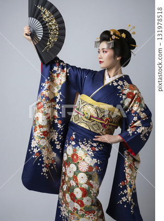 Dance of a woman wearing a kimono 131978518