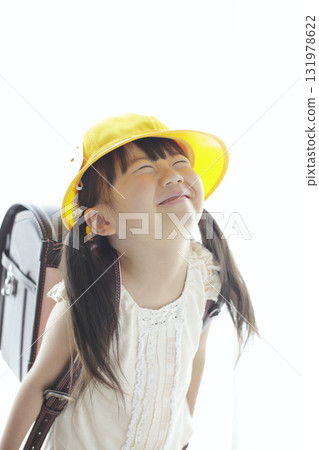 運載小包的微笑的女孩 131978622
