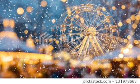 冬夜裡閃閃發光的摩天輪和聖誕市集。光與雪裝點的夢幻景象。 131978663