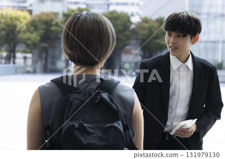 一名西裝革履的男子遞上紙巾 131979130