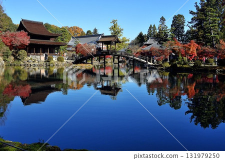 Autumn leaves at Eihoji Temple reflected on the water surface 131979250