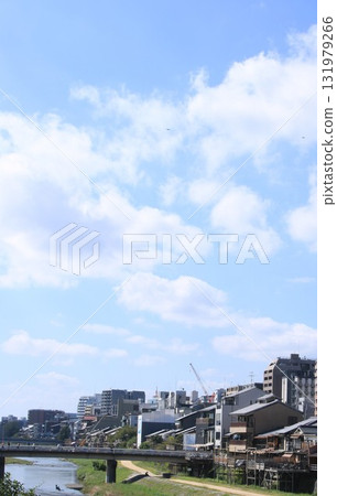 從四橋眺望鴨川清澈的河水和京都的街景 131979266