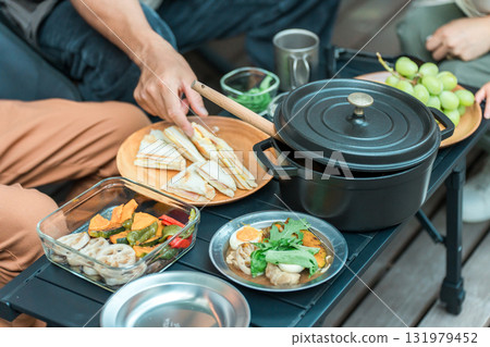 露營食品、湯咖哩和熱三明治擺放在桌上 露營食品、湯咖哩和熱三明治擺放在桌上 131979452