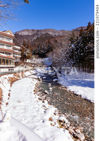 雪天清晨的溫泉小鎮 雪天清晨的溫泉小鎮 131979484