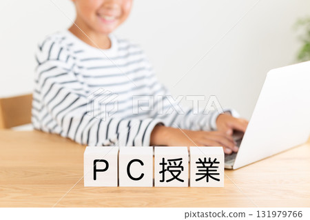 PC 班和小學男孩的積木 PC 班和小學男孩的積木 131979766