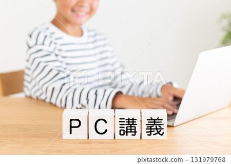 PC 講台和小學男孩 PC 講台和小學男孩 131979768