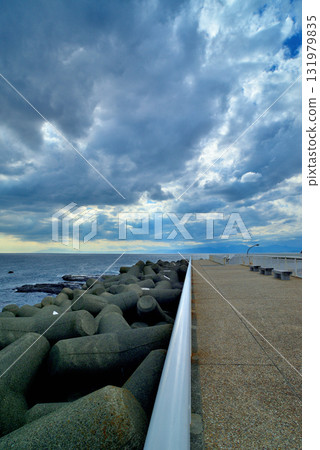 從湘南大堤壩看到的暴風雨前的江之島、相模灣、雨層雲 從湘南大堤壩看到的暴風雨前的江之島、相模灣、雨層雲 131979835