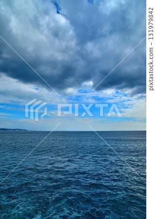 從湘南大堤壩看到的暴風雨前的江之島、相模灣、雨層雲 131979842
