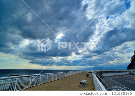 從湘南大堤壩看到的暴風雨前的江之島、相模灣、雨層雲 131980190