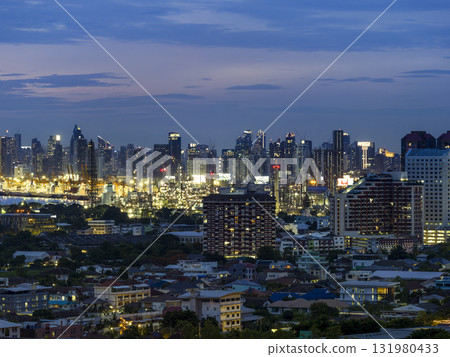 曼谷夜景、泰國的摩天大樓和湄南河沿岸的工業區 131980433