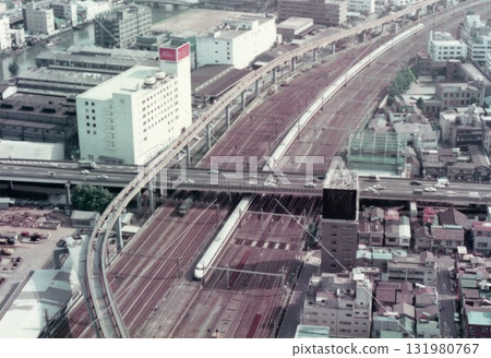 [1975年8月拍攝的照片] 從世界貿易中心俯瞰，0系新幹線與首都高速公路在東京的主幹道上交匯 131980767