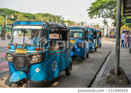 一輛巴賈吉摩托車行駛在印尼首都雅加達的街道上 一輛巴賈吉摩托車行駛在印尼首都雅加達的街道上 131980929