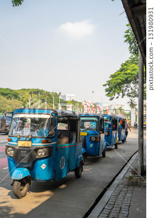 一輛巴賈吉摩托車行駛在印尼首都雅加達的街道上 一輛巴賈吉摩托車行駛在印尼首都雅加達的街道上 131980931