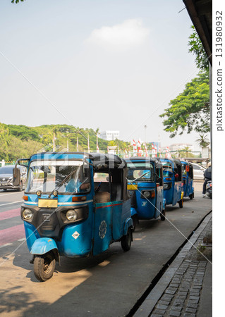 一輛巴賈吉摩托車行駛在印尼首都雅加達的街道上 一輛巴賈吉摩托車行駛在印尼首都雅加達的街道上 131980932