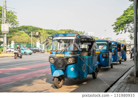 一輛巴賈吉摩托車行駛在印尼首都雅加達的街道上 一輛巴賈吉摩托車行駛在印尼首都雅加達的街道上 131980933