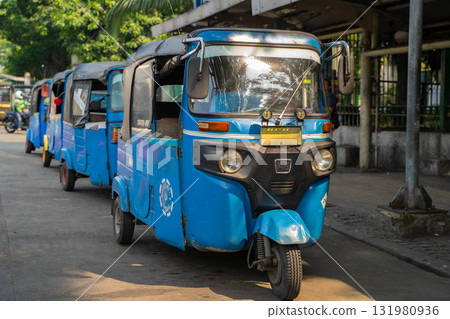 一輛巴賈吉摩托車行駛在印尼首都雅加達的街道上 131980936