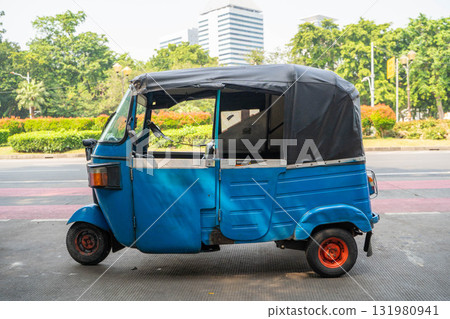 一輛巴賈吉摩托車行駛在印尼首都雅加達的街道上 一輛巴賈吉摩托車行駛在印尼首都雅加達的街道上 131980941