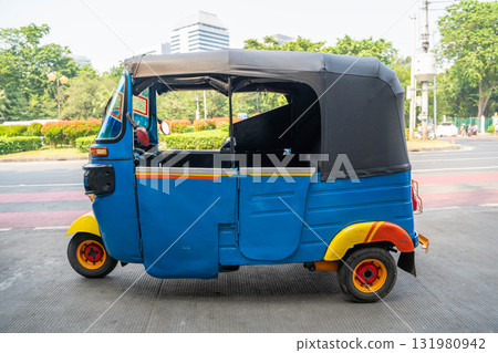 一輛巴賈吉摩托車行駛在印尼首都雅加達的街道上 131980942