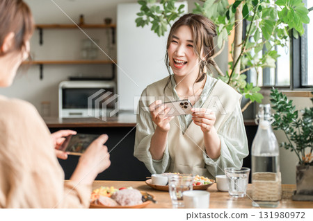 一位女士在咖啡館用餐時用智慧型手機拍攝食物照片 131980972