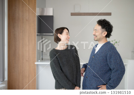 一對四十多歲的夫婦在明亮的客廳放鬆，互相凝視。這是秋冬家居與生活方式的全新圖景。 131981510