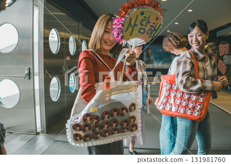 live, female, lady 131981760