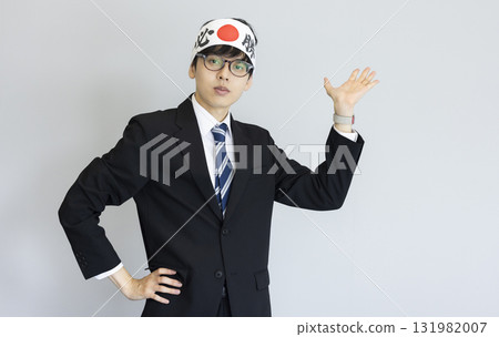 一名身穿西裝、頭戴勝利頭帶的男子 131982007