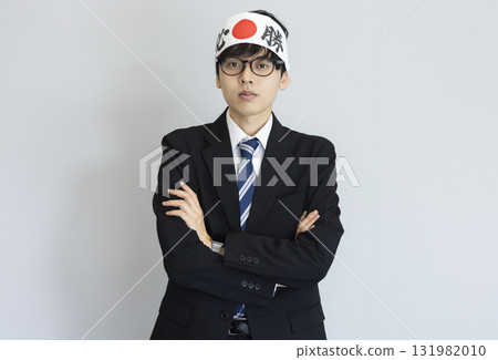 一名身穿西裝、頭戴勝利頭帶的男子 131982010