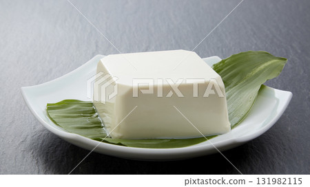 黑色背景上豆腐的特寫 黑色背景上豆腐的特寫 131982115
