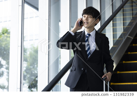 拉著行李箱的商人 131982339