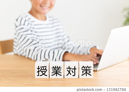 課堂準備塊和小學男孩 課堂準備塊和小學男孩 131982788