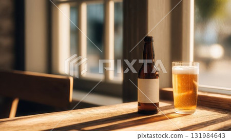 陽光透過樹梢灑在窗邊,喝著精釀啤酒 陽光透過樹梢灑在窗邊,喝著精釀啤酒 131984643