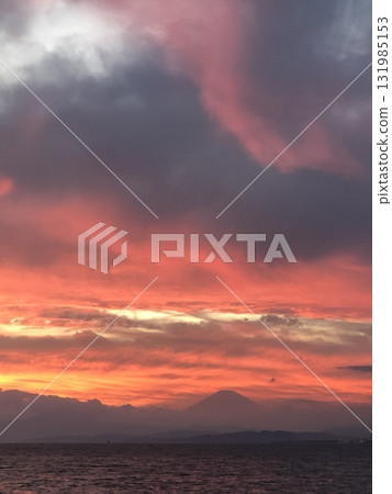 富士山矗立在紅色的天空下 131985153