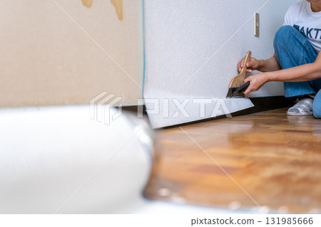 Wallpaper, wallpapering, interior construction, bottom, deciding, cut 131985666