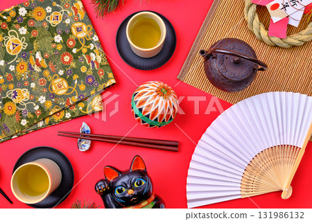 紅色背景上的日本物品 紅色背景上的日本物品 131986132