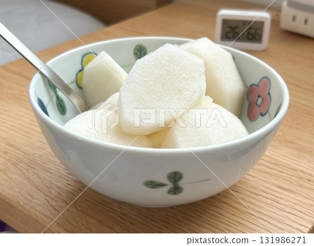 diced pears 131986271