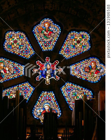 波爾圖大教堂(葡萄牙)美麗的彩色玻璃 波爾圖大教堂(葡萄牙)美麗的彩色玻璃 131986588