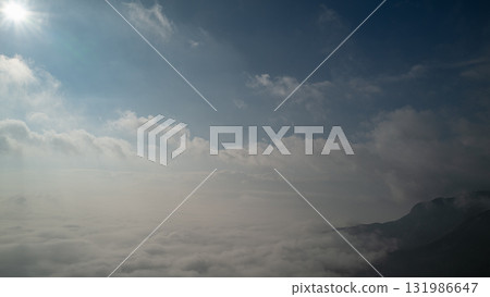 陽光灑進的雲海 131986647