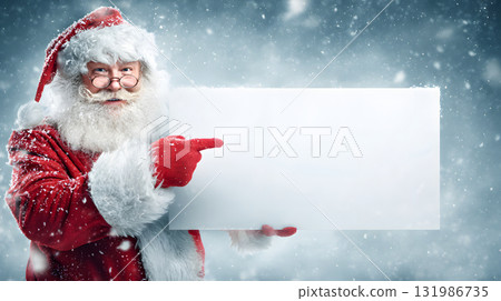 聖誕老公公在雪地裡拿著一塊白板。聖誕廣告資訊圖片 聖誕老公公在雪地裡拿著一塊白板。聖誕廣告資訊圖片 131986735
