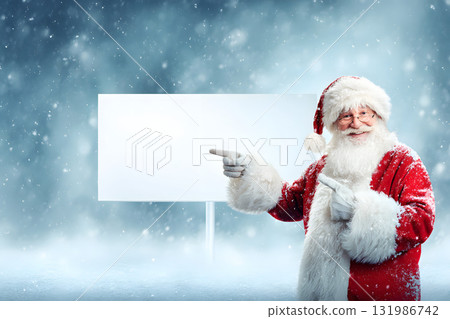 聖誕老公公在雪地裡拿著一塊白板。聖誕廣告資訊圖片 聖誕老公公在雪地裡拿著一塊白板。聖誕廣告資訊圖片 131986742