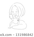 一個女人坐在墊子上看書 131986842