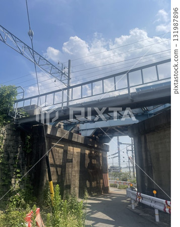 高架路下的道路 131987896